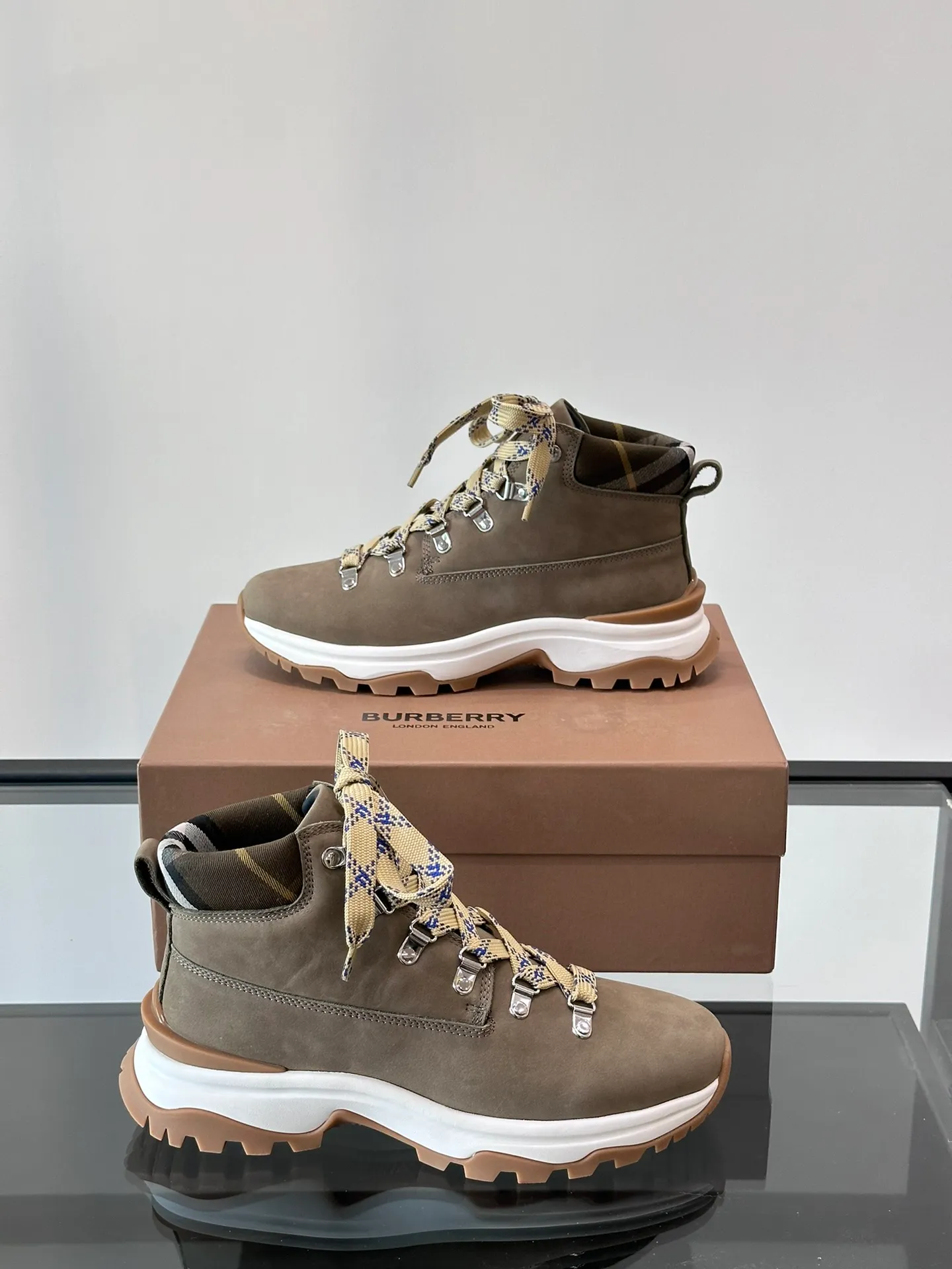 Men's shoes 💰800 ◾️▫️Burberry 2024🆕Ss men's classic high-top thick-soled sneakers, made of first-grain cowhide and decorated with the new brand logo. First-layer cowhide foot pads, the heel is decorated with Burberry lettering embossed logo, and the original TPU outsole!  Size: 39-44 (customized at 38.45)